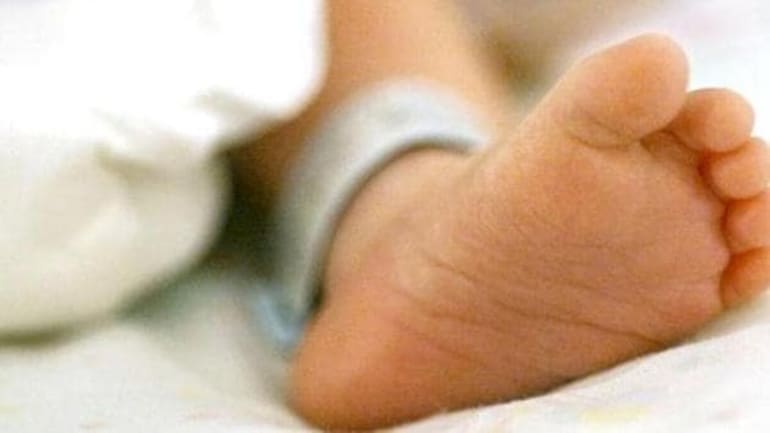 没脱裤子就生! 女子只顾滑手机婴儿被闷死