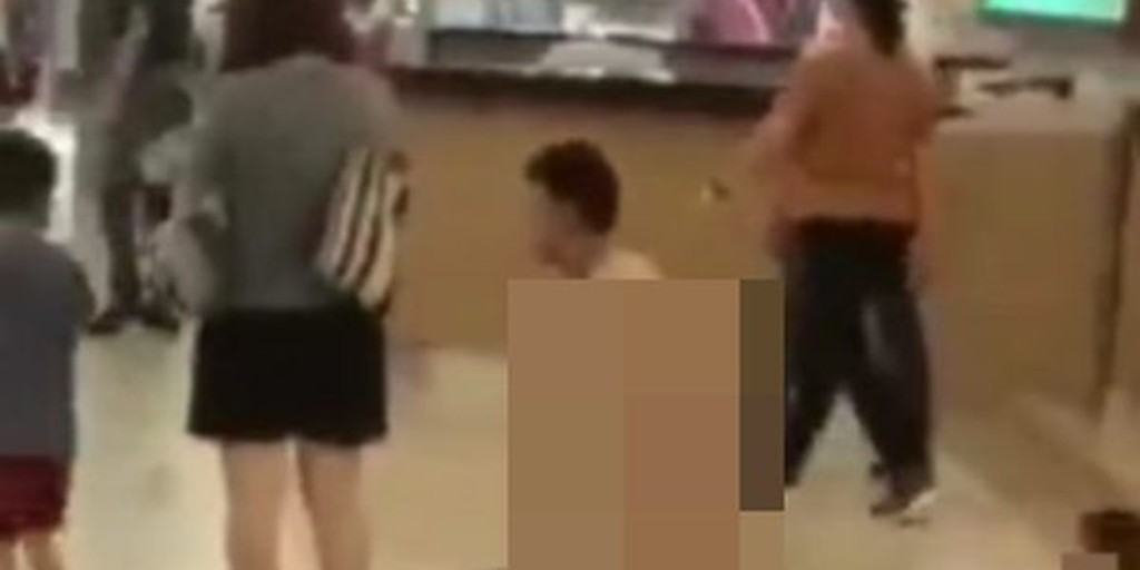 疑压力大致情绪失控 男子游云顶突脱光下跪