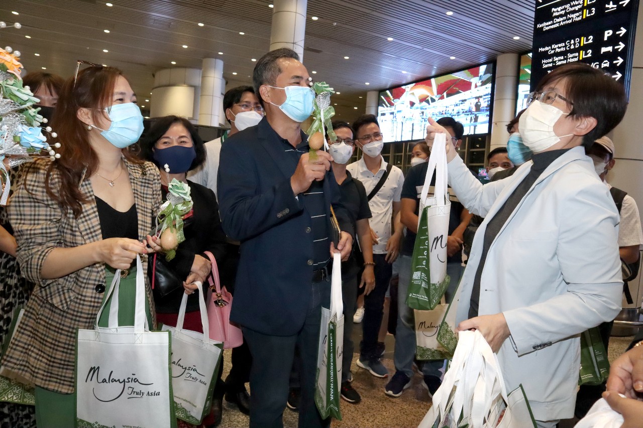 开国门后首个旅游团 140越南游客入境