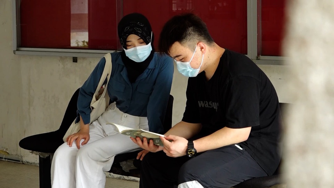 于海婷(左)与李奇楠