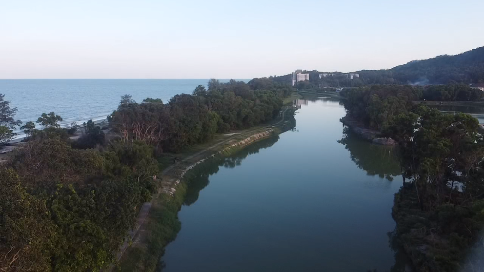 Tasik Pelindung湖与海相邻。