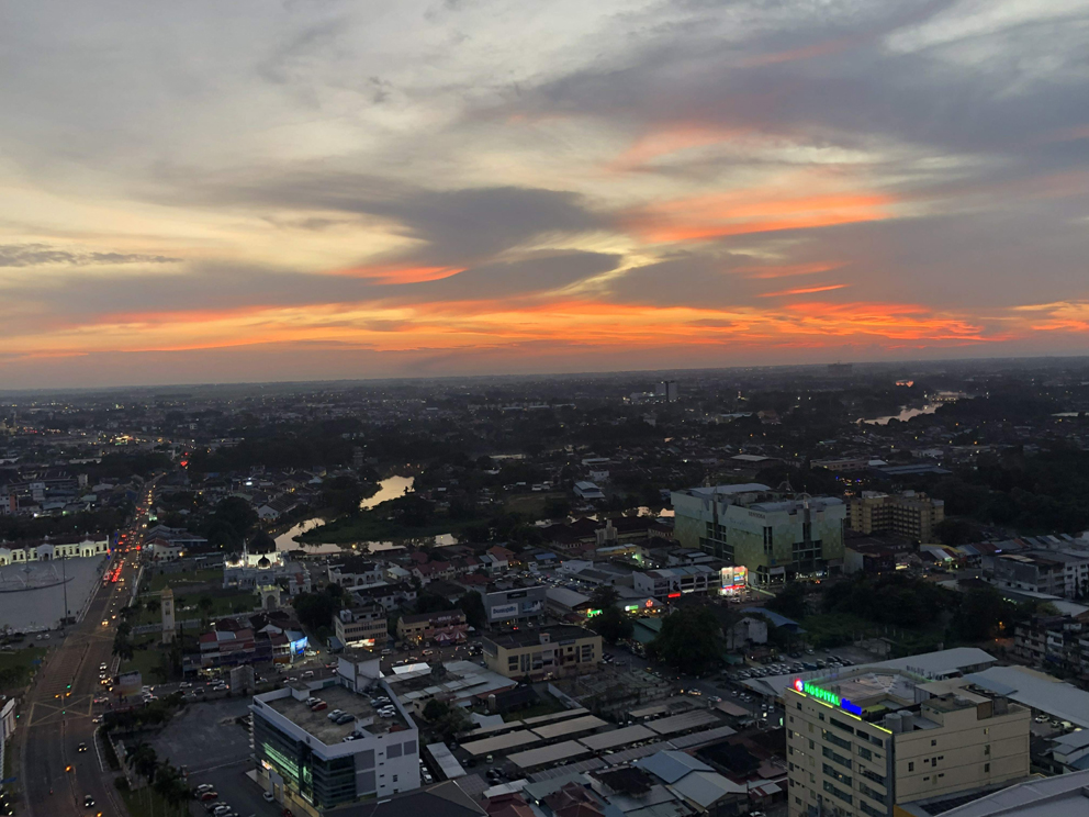 到电讯塔观景台欣赏夕阳美景。