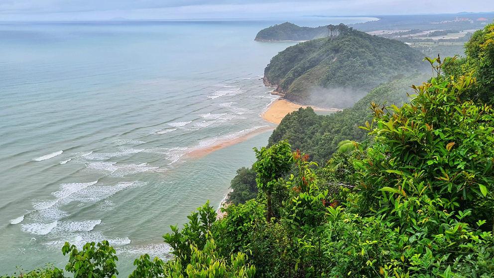 蝙蝠山,从高山仰视大海。