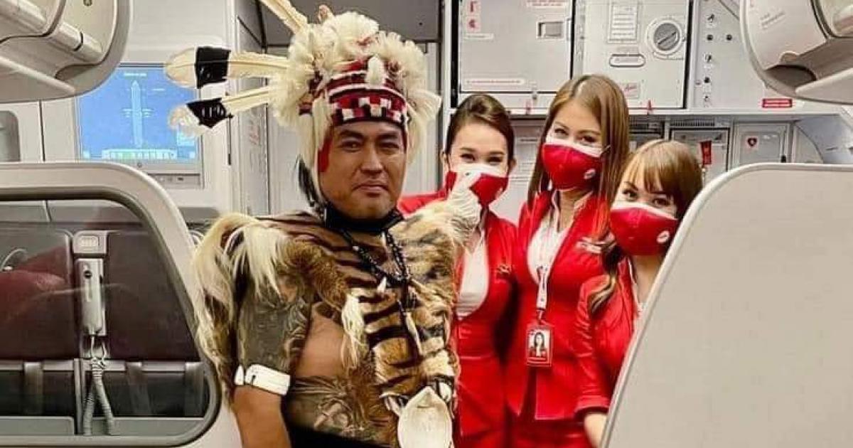 60原住民穿传统服搭机 亚航迎来“猛男”航班