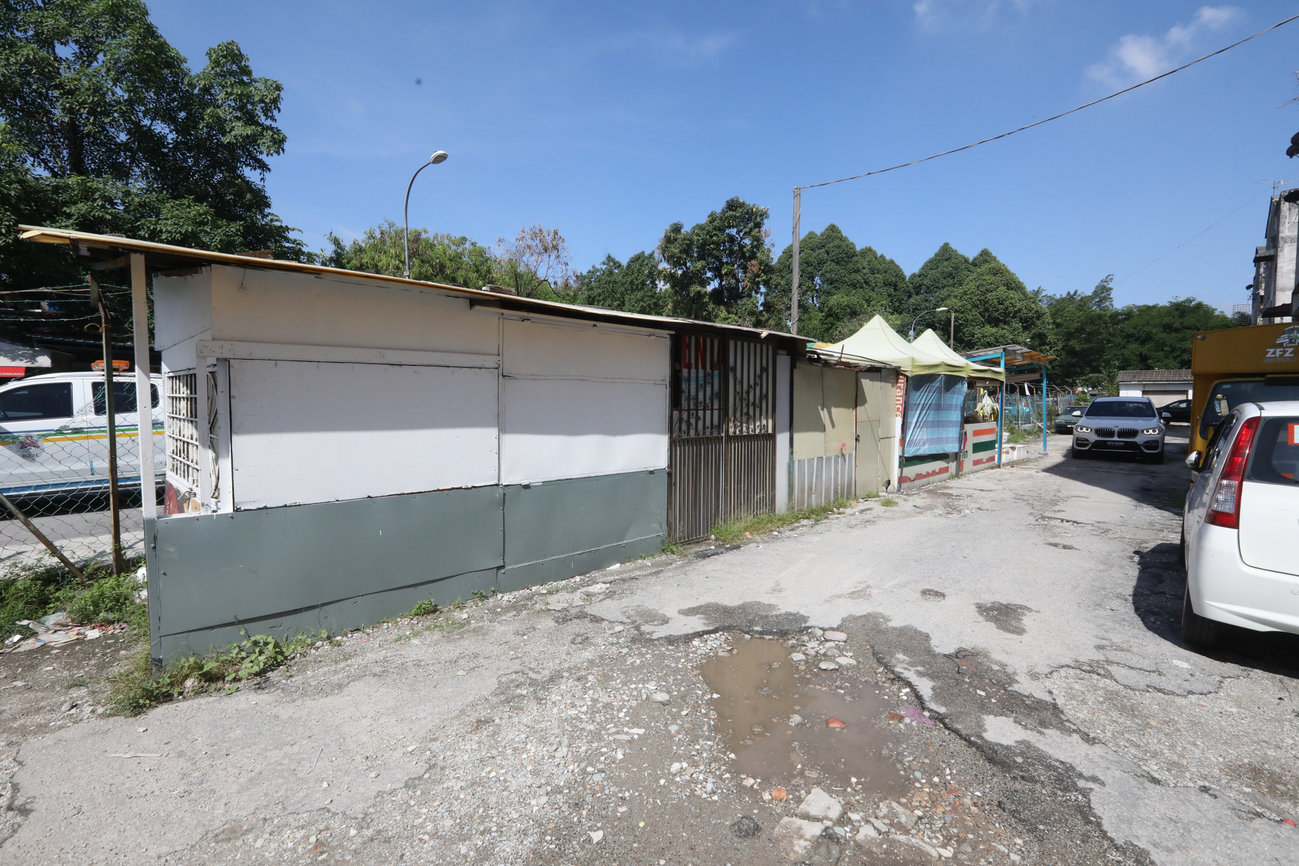 组屋范围非法摆档 阻街占车位制造垃圾