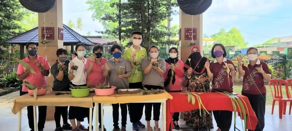 师生裹粽 各族交流  英华小学办端午嘉年华