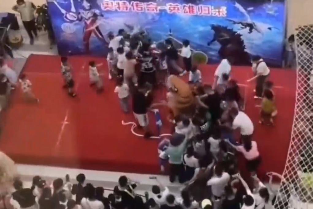 超人不敌两怪兽 小观众上台暴打皮套演员