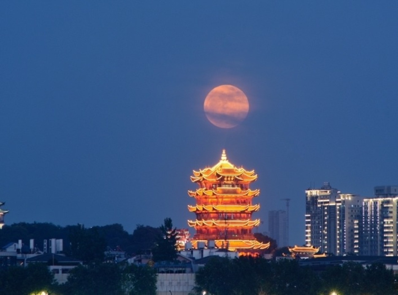 超级月亮遇上黄鹤楼