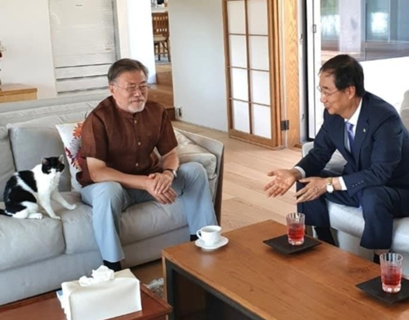 韩国总理拜会文在寅 被视凝聚民心之举