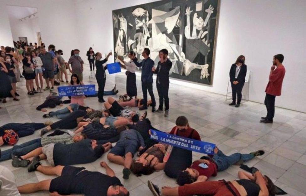 毕加索战争名画前 反战人士抗议北约