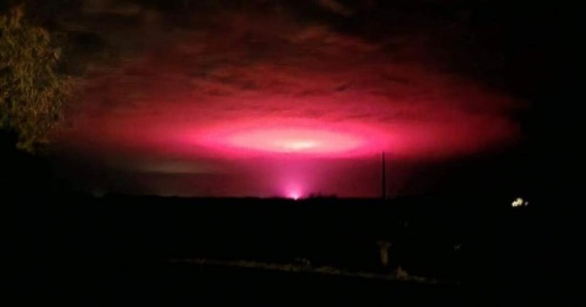 澳洲夜空現“粉紅光” 鎮民以為世界末日降臨