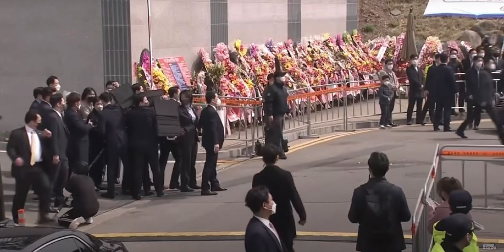 对比朴槿惠铁桶阵 安倍保安被抨反应慢