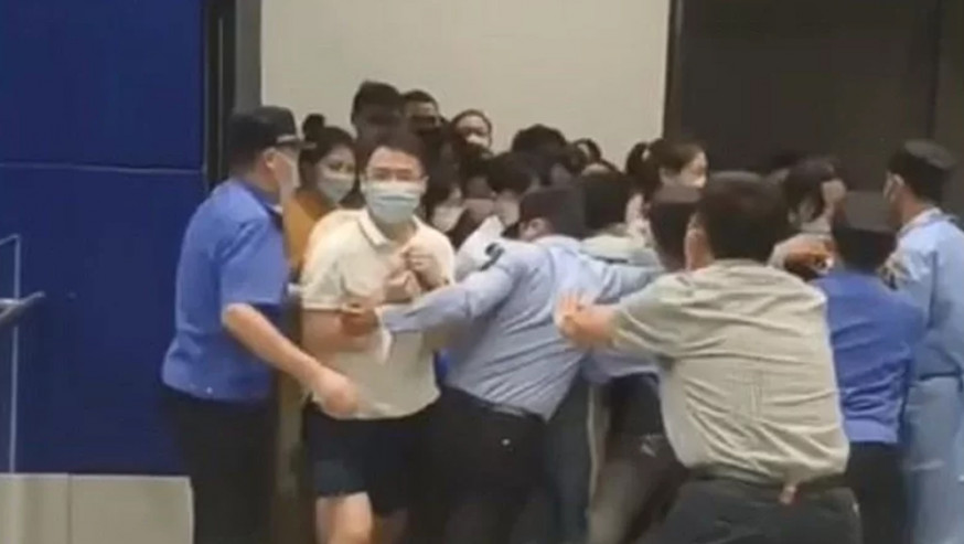 【视频】上海宜家临时管控 民众冲破保安堵门逃离
