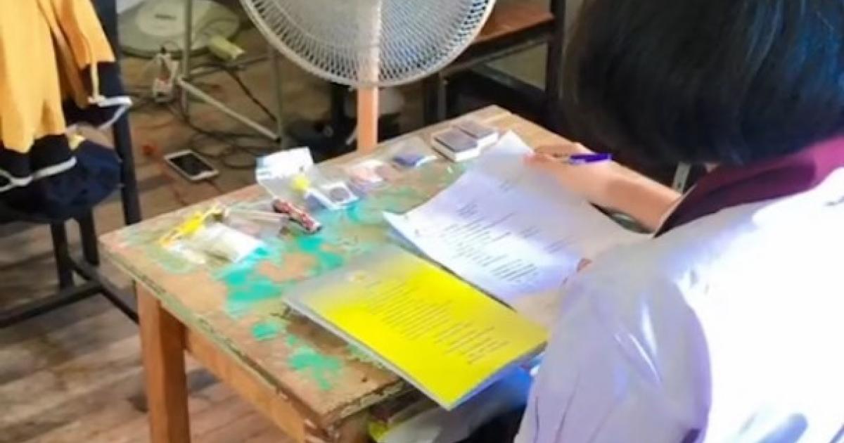 女生桌面擺滿佛牌應考