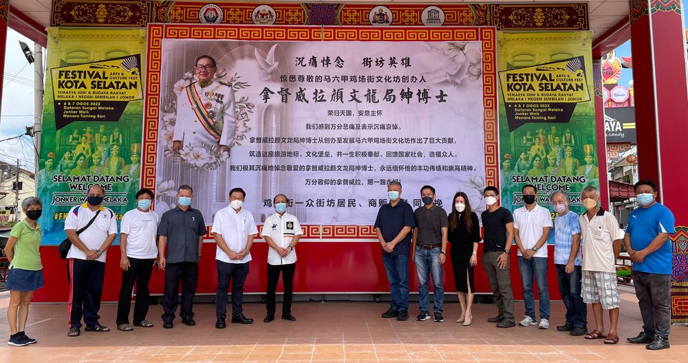 首相中使馆赠花圈 向颜文龙家属致哀