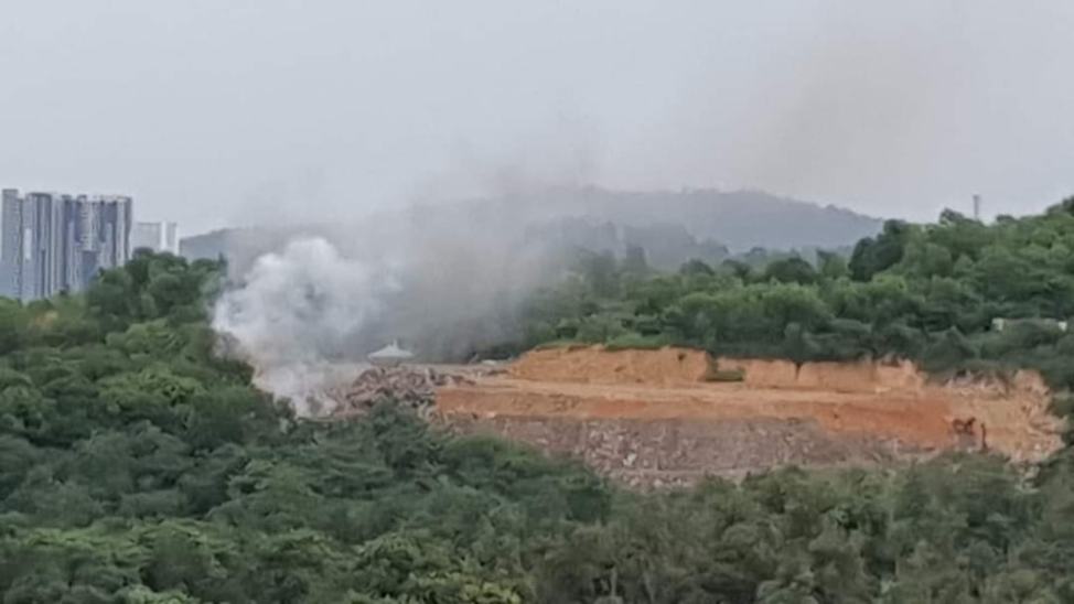 非法垃圾场又冒烟 推土仍难阻地下火