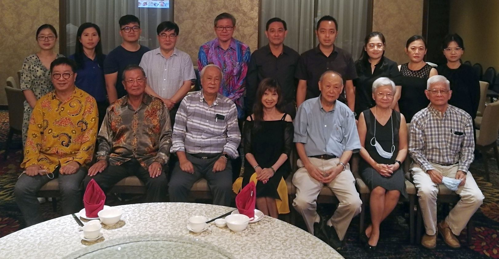 新大生物系赴怡保4独中 协办科学营指导实验