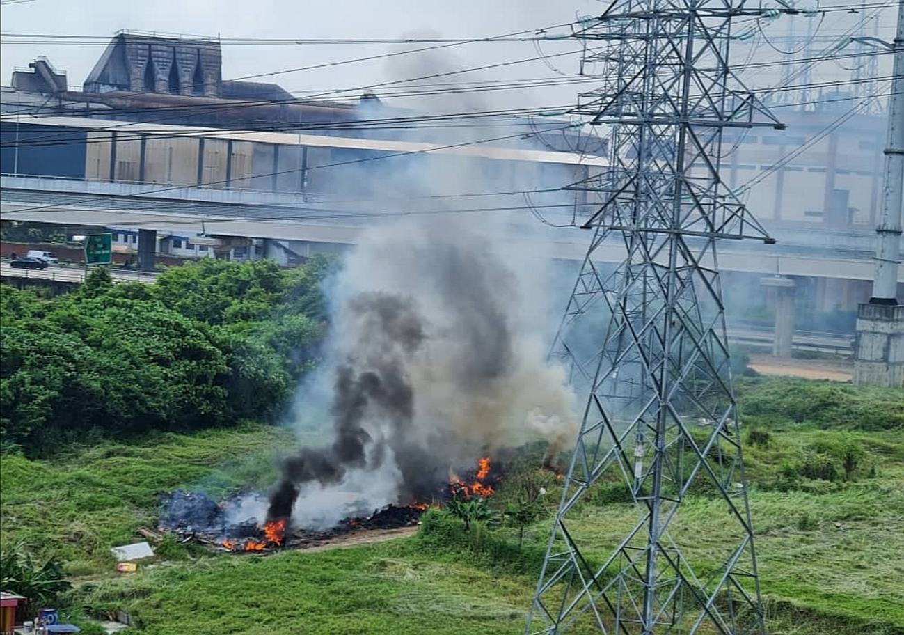 无视法律扯警戒线 不法徒照闯空地烧垃圾