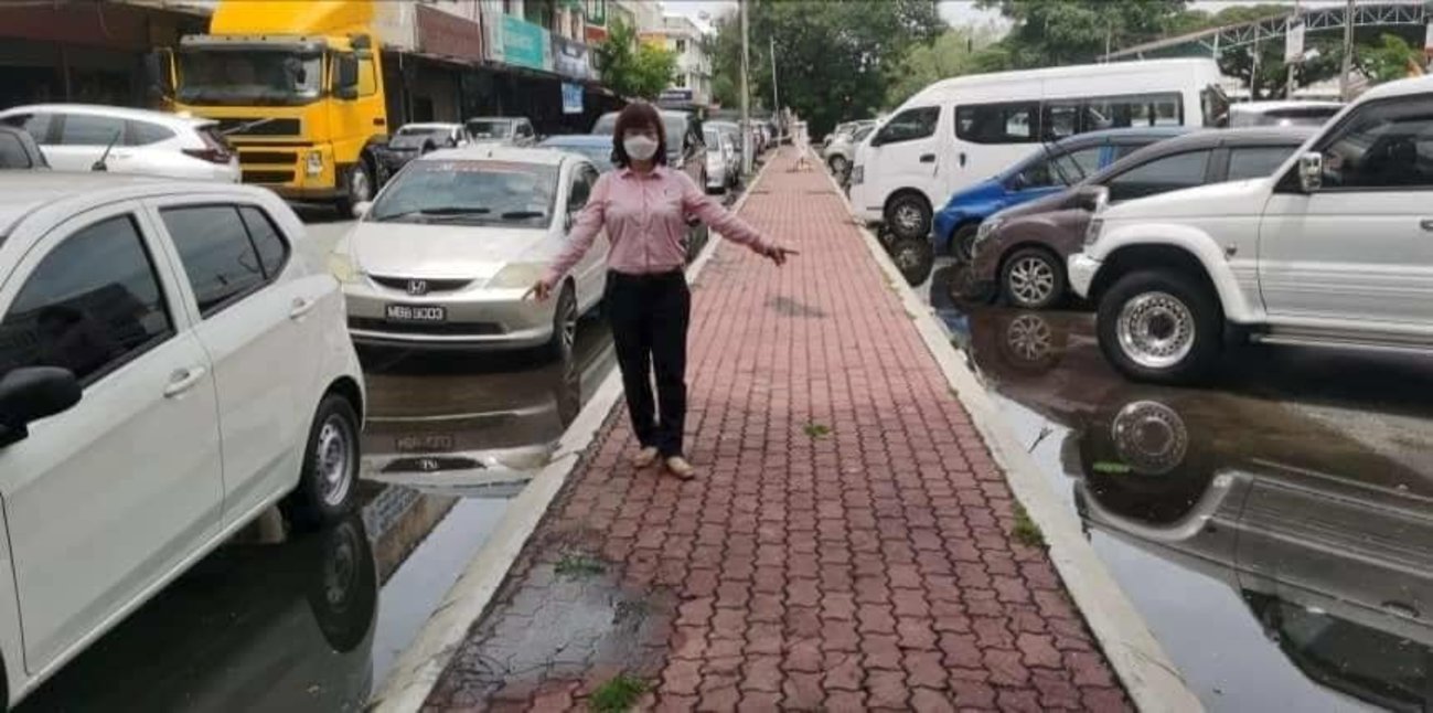 商区逢雨必灾 停车位积水不退“赶客”