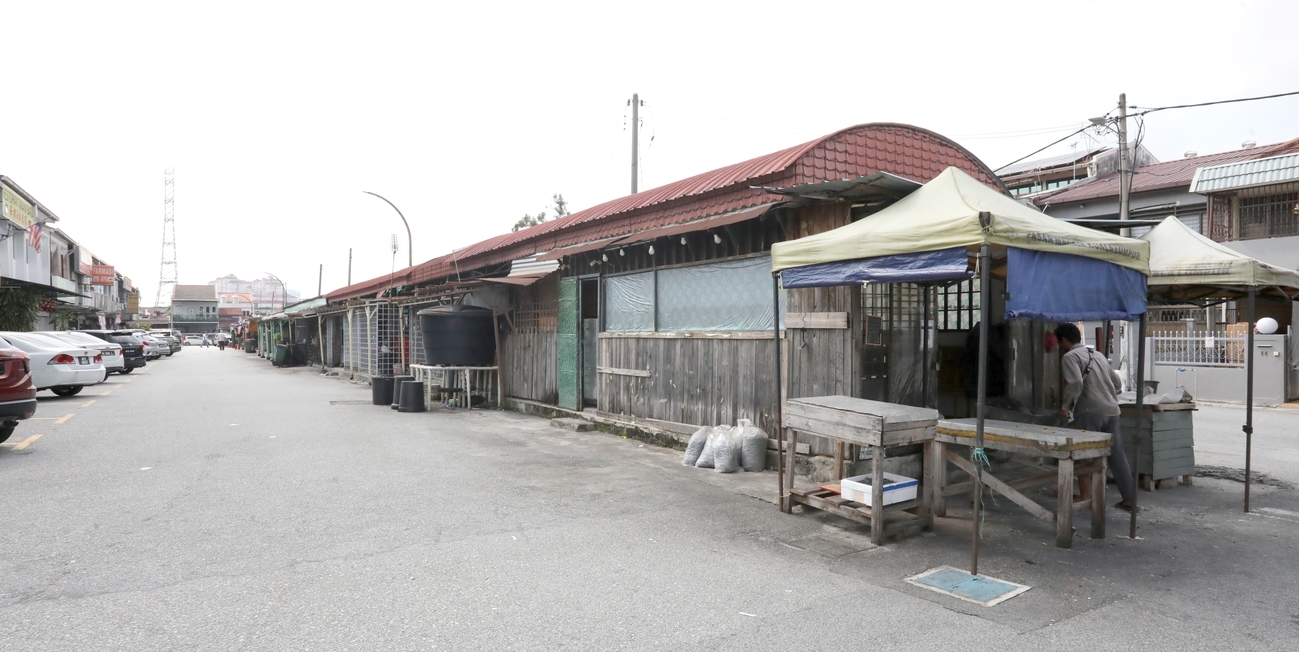 华都园熟食摊污水溢路面 自然花乐拆沟清理