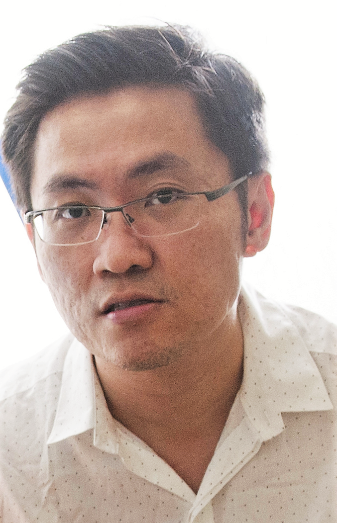 经济系主任与副教授张永隆博士