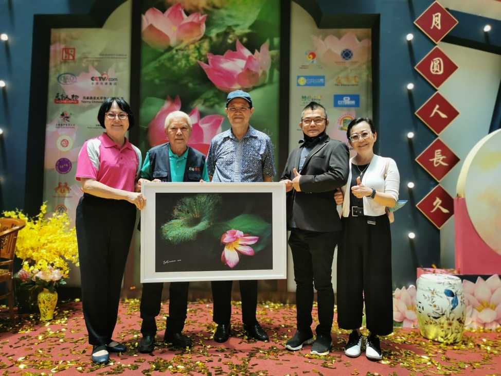 情学共修协会与昆明艺术中心 联办莲花主题摄影展