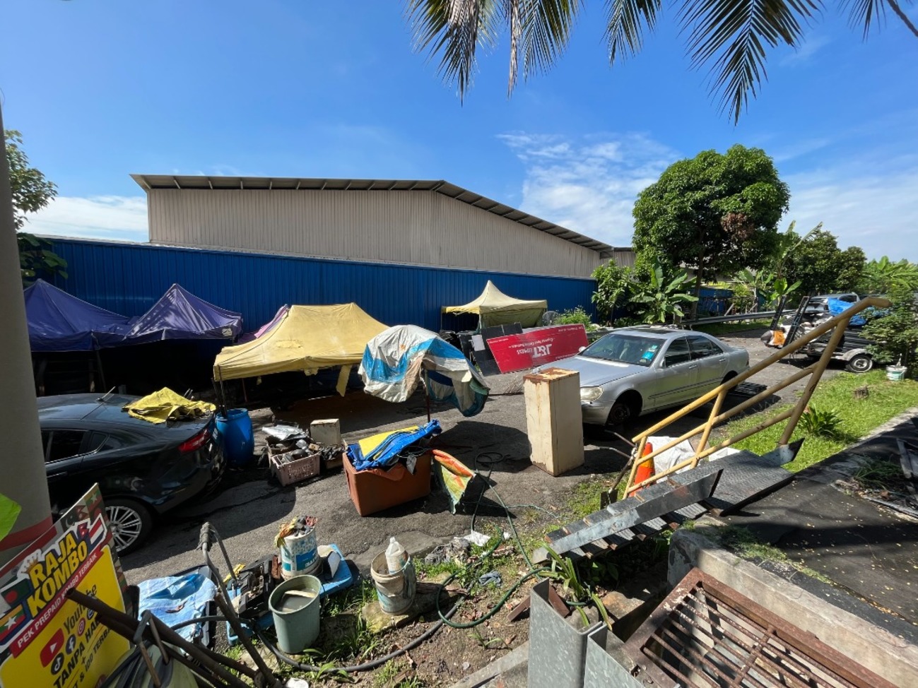 改造住家·搭篷放零件 顽民占路建修车厂