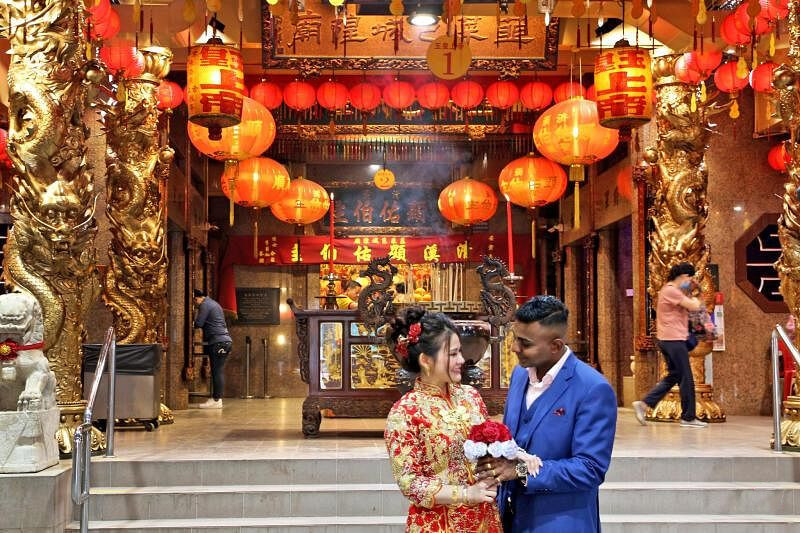 印裔青年神廟求姻緣 拜完轉頭遇心上人