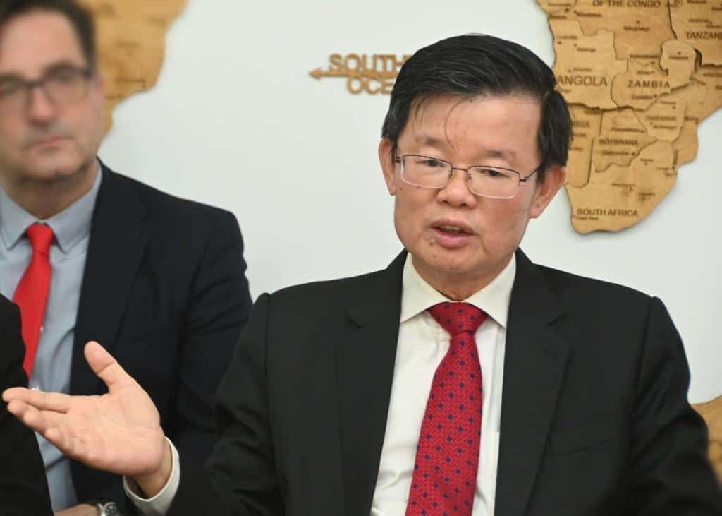 女生穿魔术贴鞋被罚跪 曹观友促教育局调查