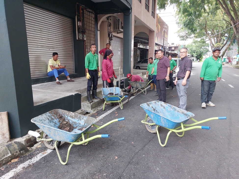 沟渠堆油渍 建筑废料阻清沟 哥市柏达那路逢雨积水