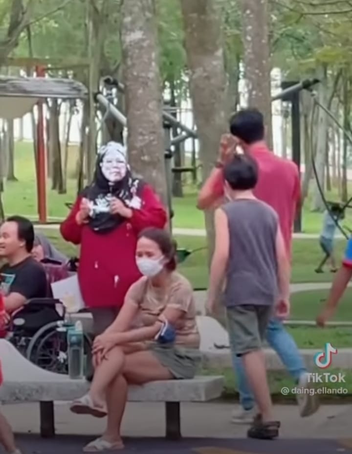 网红朝妇女脸上砸蛋糕
