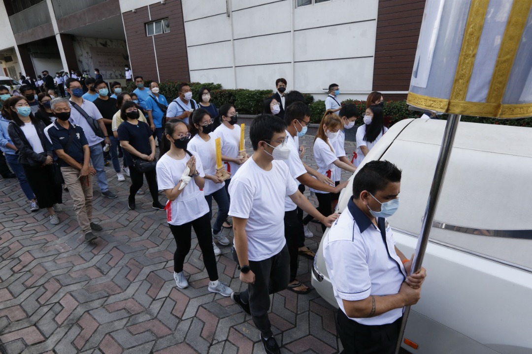 亲友送别黄建业一家四口
