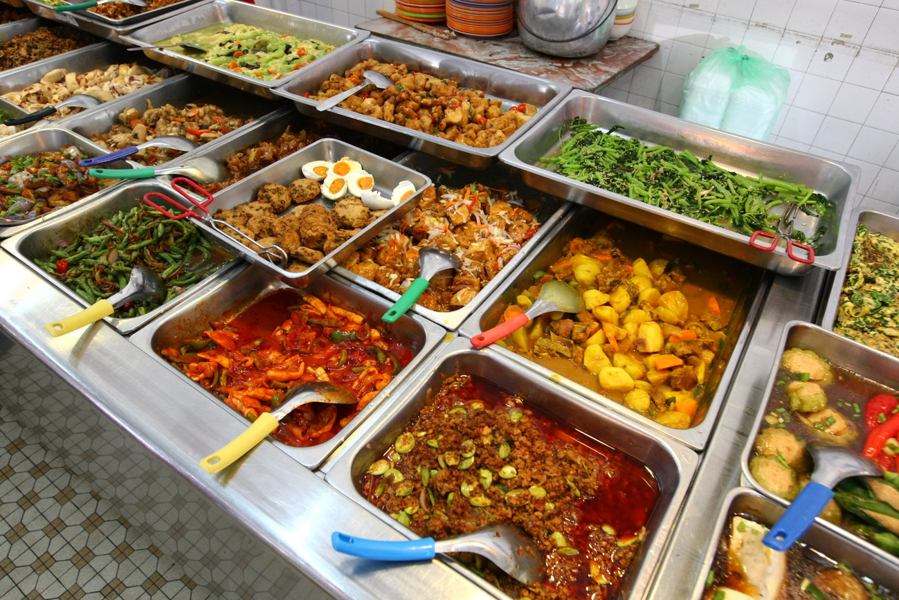越堤族:伙食公交费低廉 狮城生活费较大马便宜
