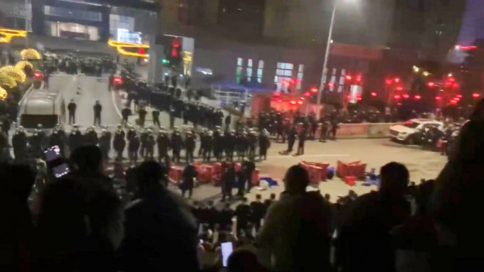 【视频】重庆核酸企业裁员 员工怒砸厂与警方冲突