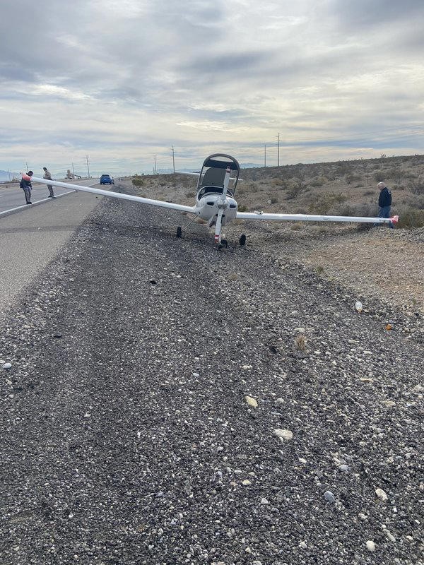 小飛機迫降公路 撞裂休旅車擋風玻璃