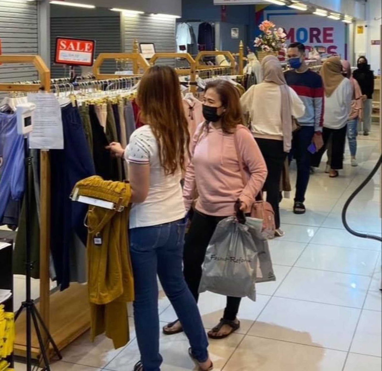 服饰店 实体店 选购 服装