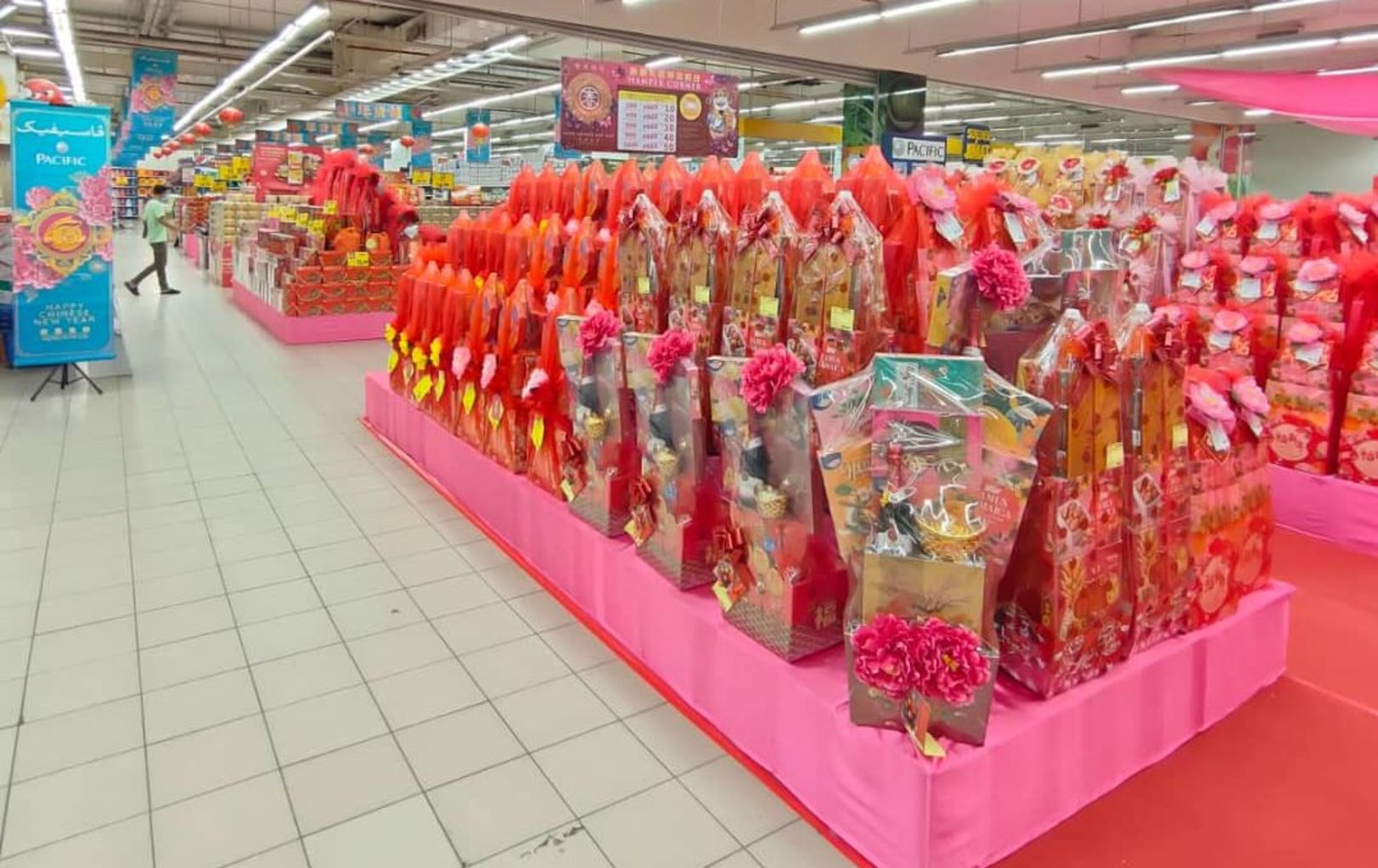 不受价格微涨影响 年饼礼篮买气旺