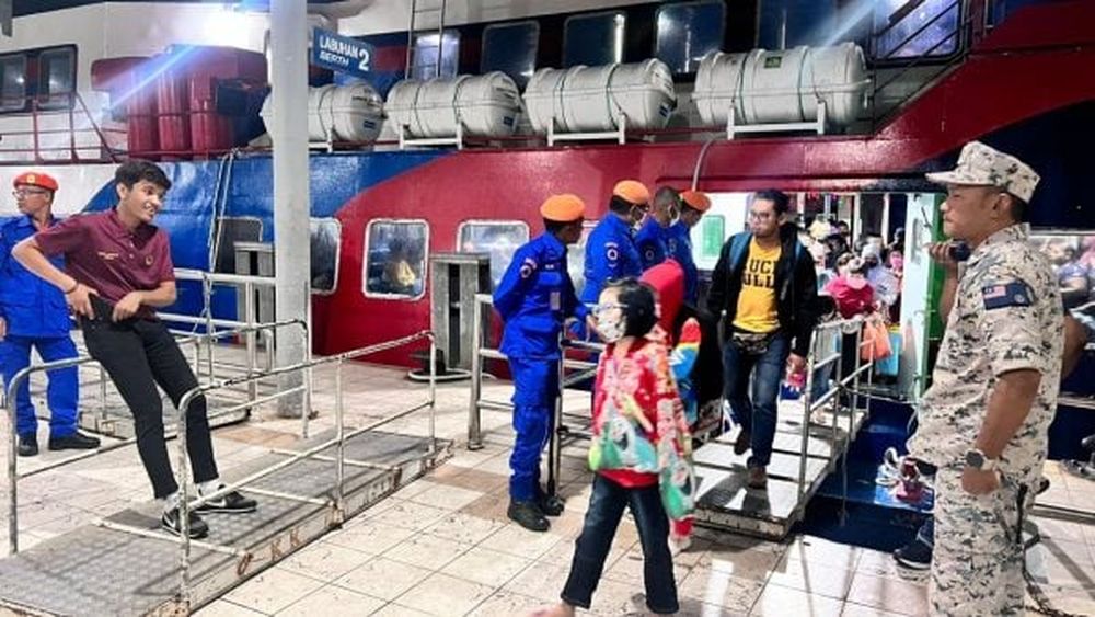 客船遇退潮搁浅 511乘客被困3小时