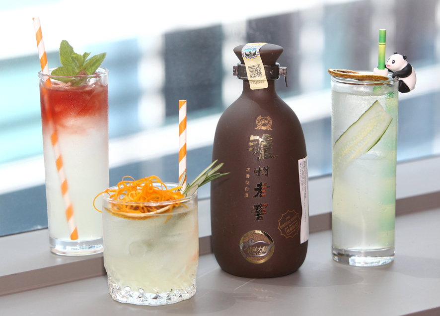 硯　中国硯　花下自勸酒 唐 白居易　白楽天 莫言三十是年少 百歲三分已一分。 硯 中国硯 花下自勸酒 唐 白居易 白楽天 莫言三十是年少