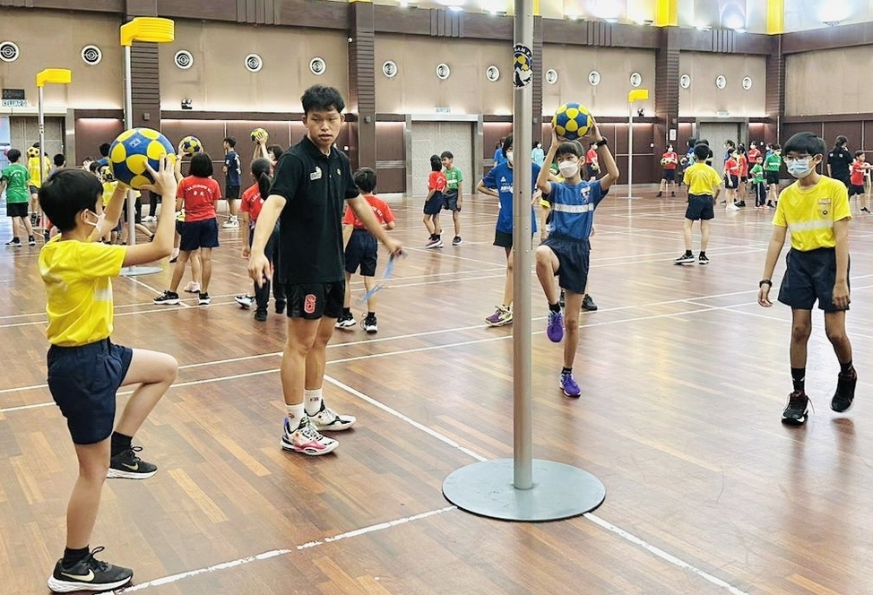 隆崇文华小逾百学生 踊跃参与合球运动