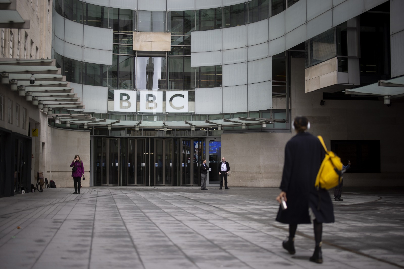 付钱诱未成年拍色情照 BBC主持人遭停职