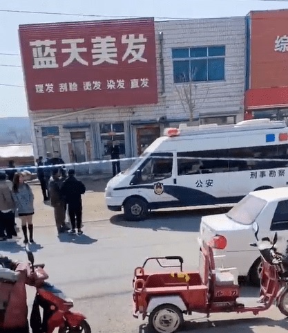 顾客嫌头发剪太丑 理发师2刀砍头颅