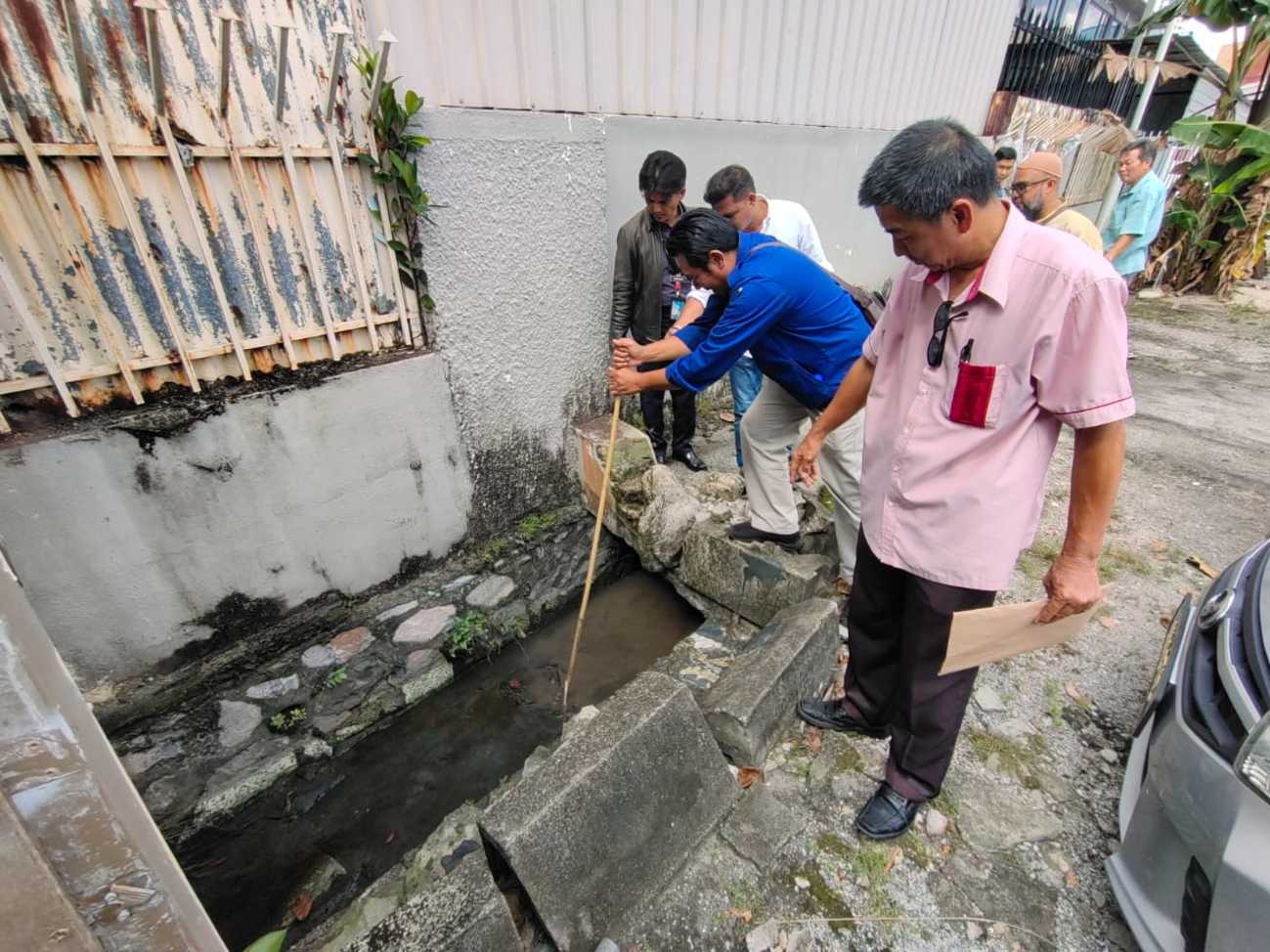 累积逾2尺淤泥阻排水 工厂封沟住宅后巷水灾