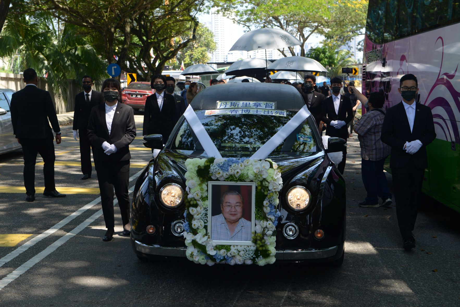 数百人送别李三春