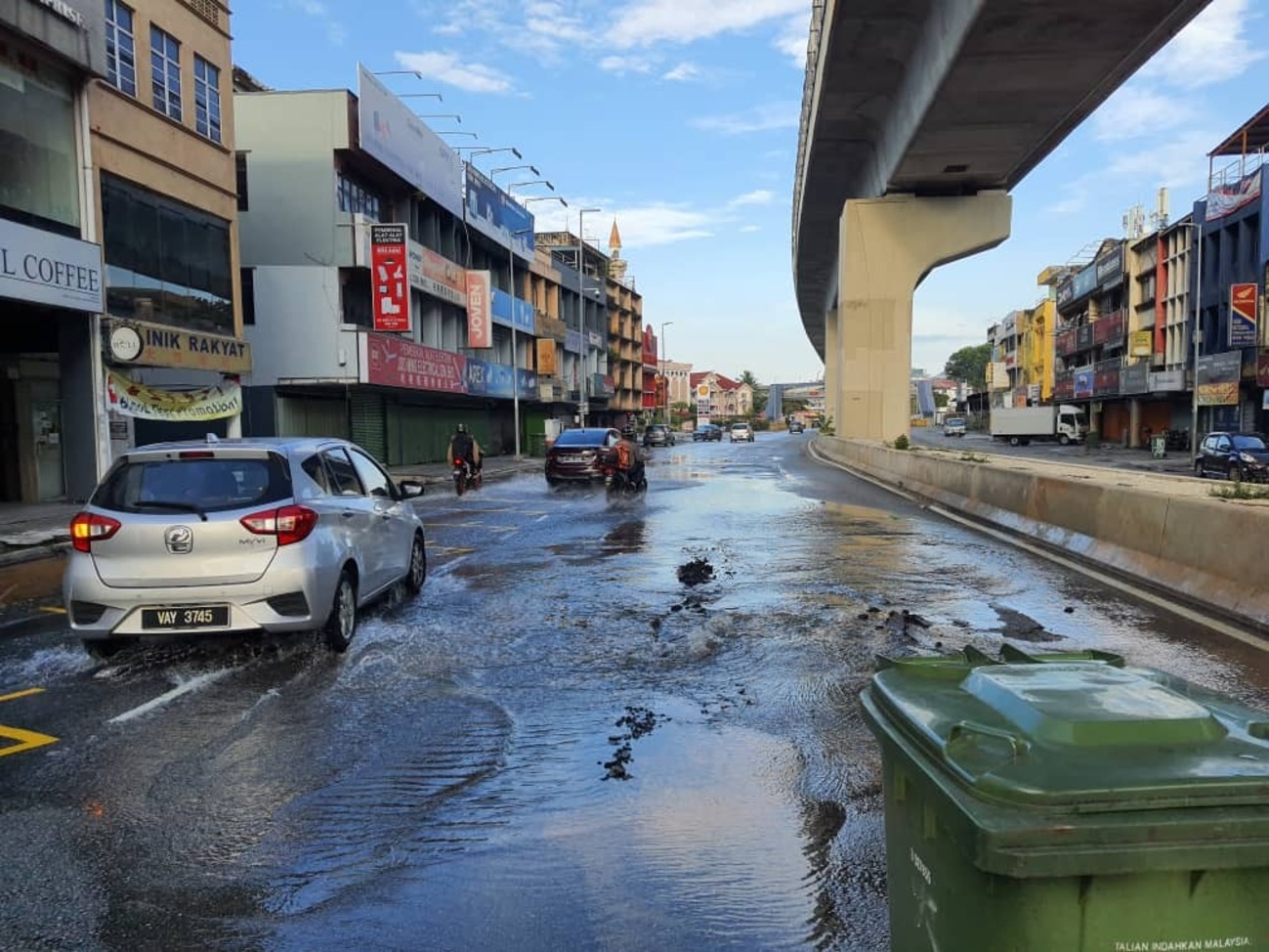 甲洞横街水管又破裂 增江路积水交通受阻