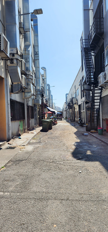 甲洞鸿图园商业区 后巷被霸占设施损毁