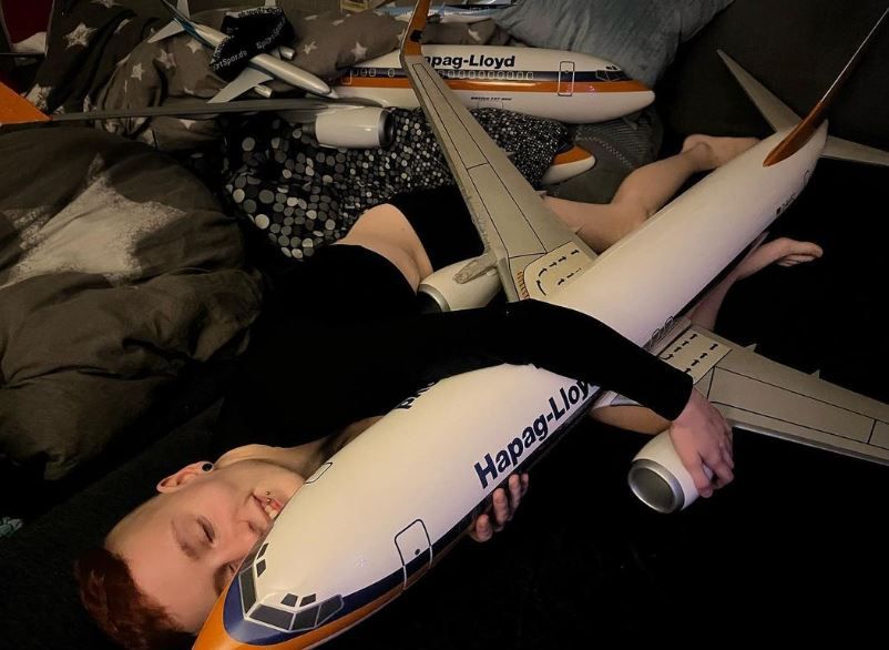 失恋后“爱上”波音737 她把飞机当男友陪睡