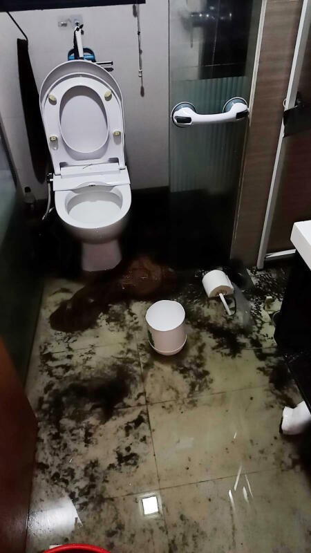 疑水管堵塞家變汙水塘 八旬婦迫睡陽台一個半月