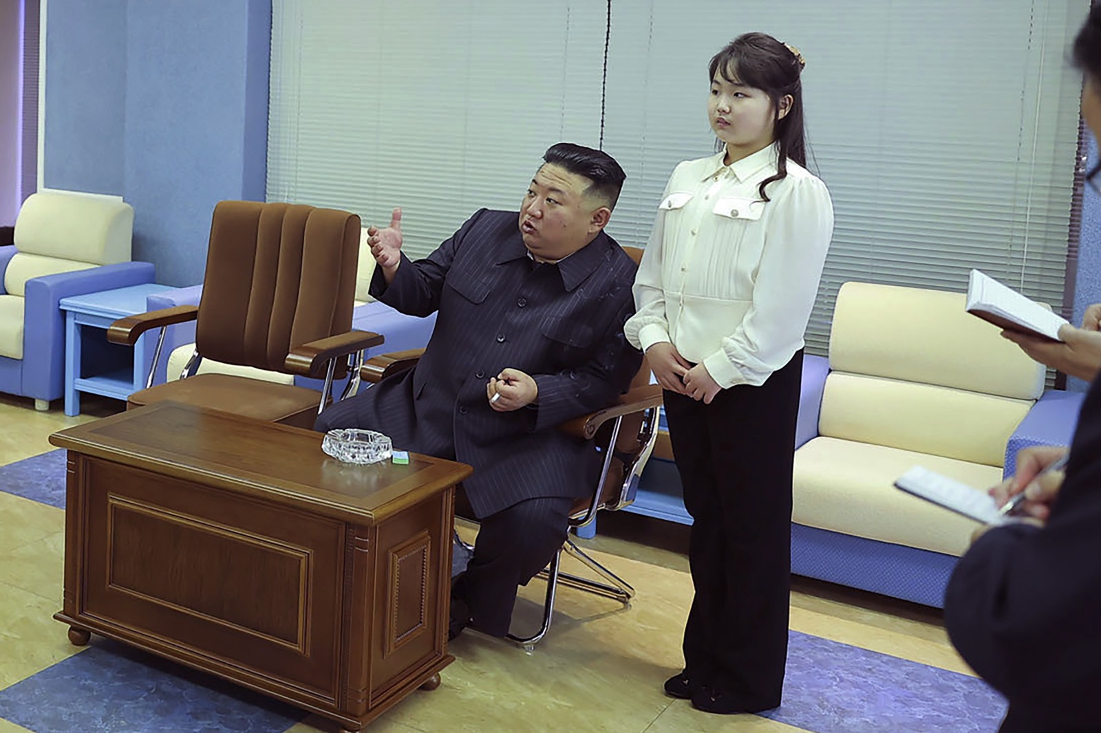金正恩携女视察朝鲜宇宙开发局