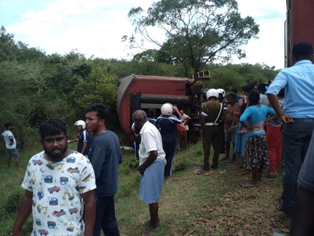 斯里兰卡火车脱轨16伤